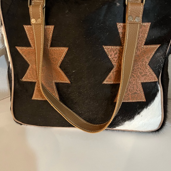 Hopoflybags shoulder Tote, Cowhide and Leather, inside cotton, Height 24” S-52” - Picture 2 of 5